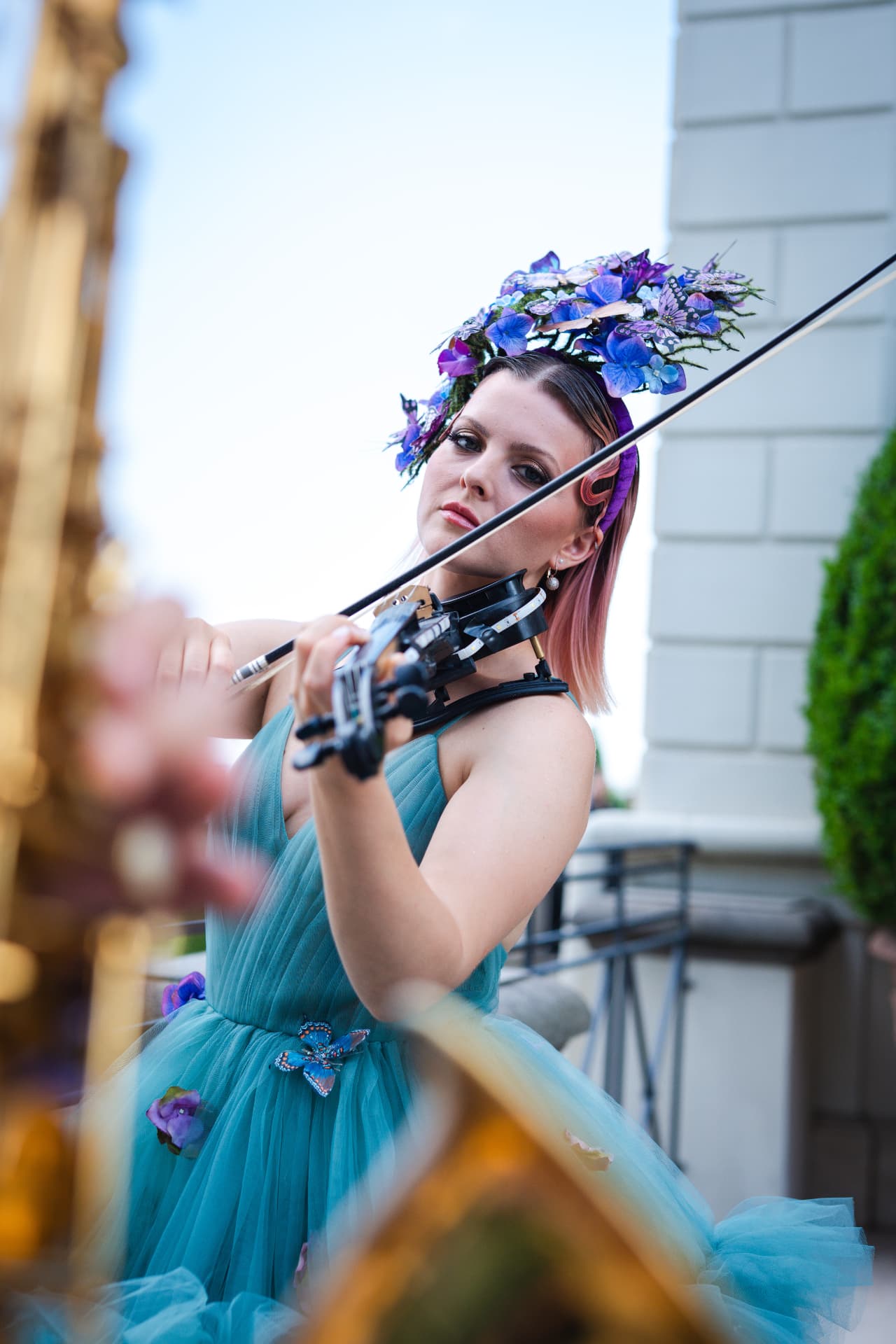 Performance live durante un evento: violinista sul palco