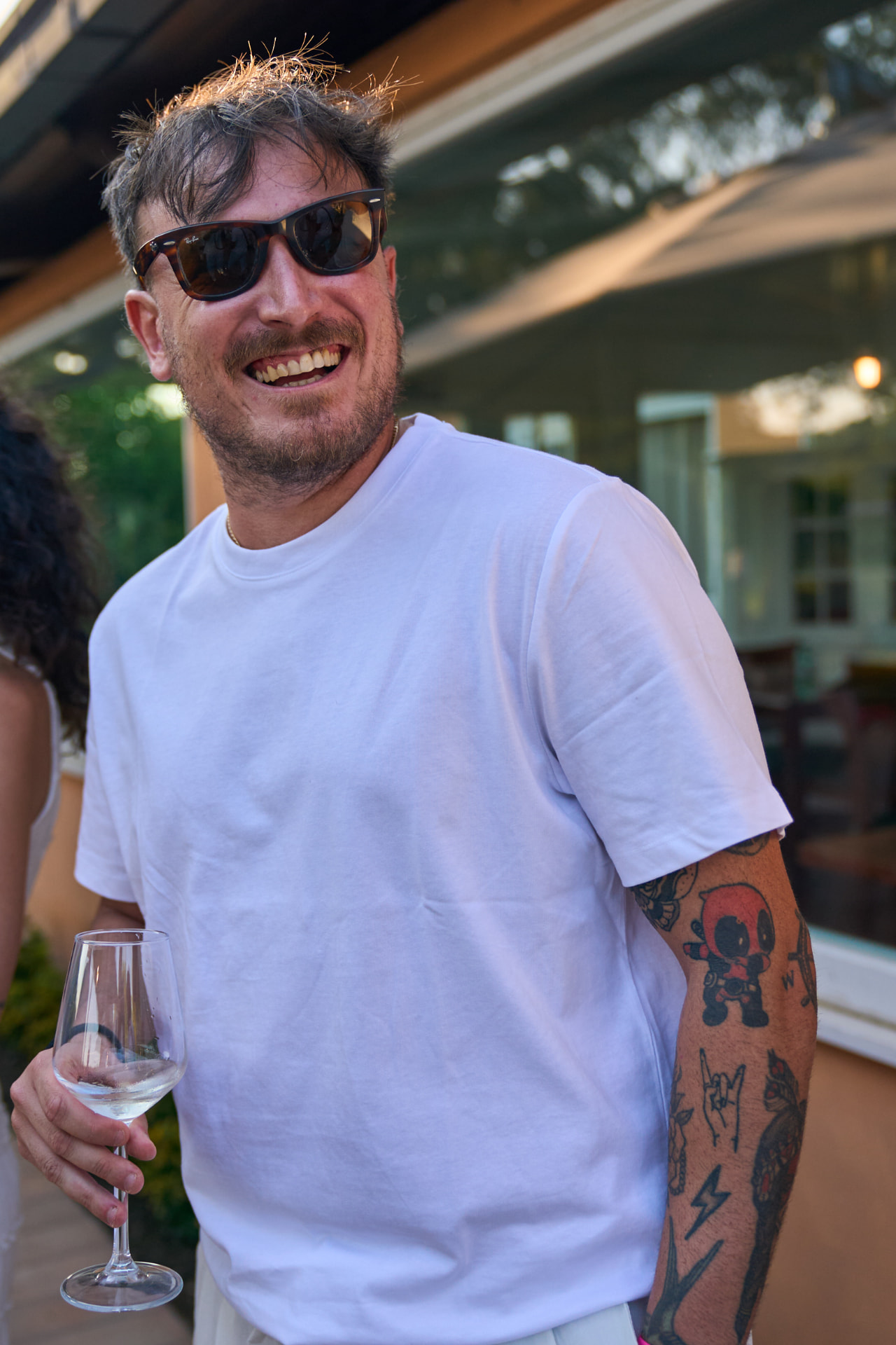 Ospite sorridente con calice durante l'aperitivo