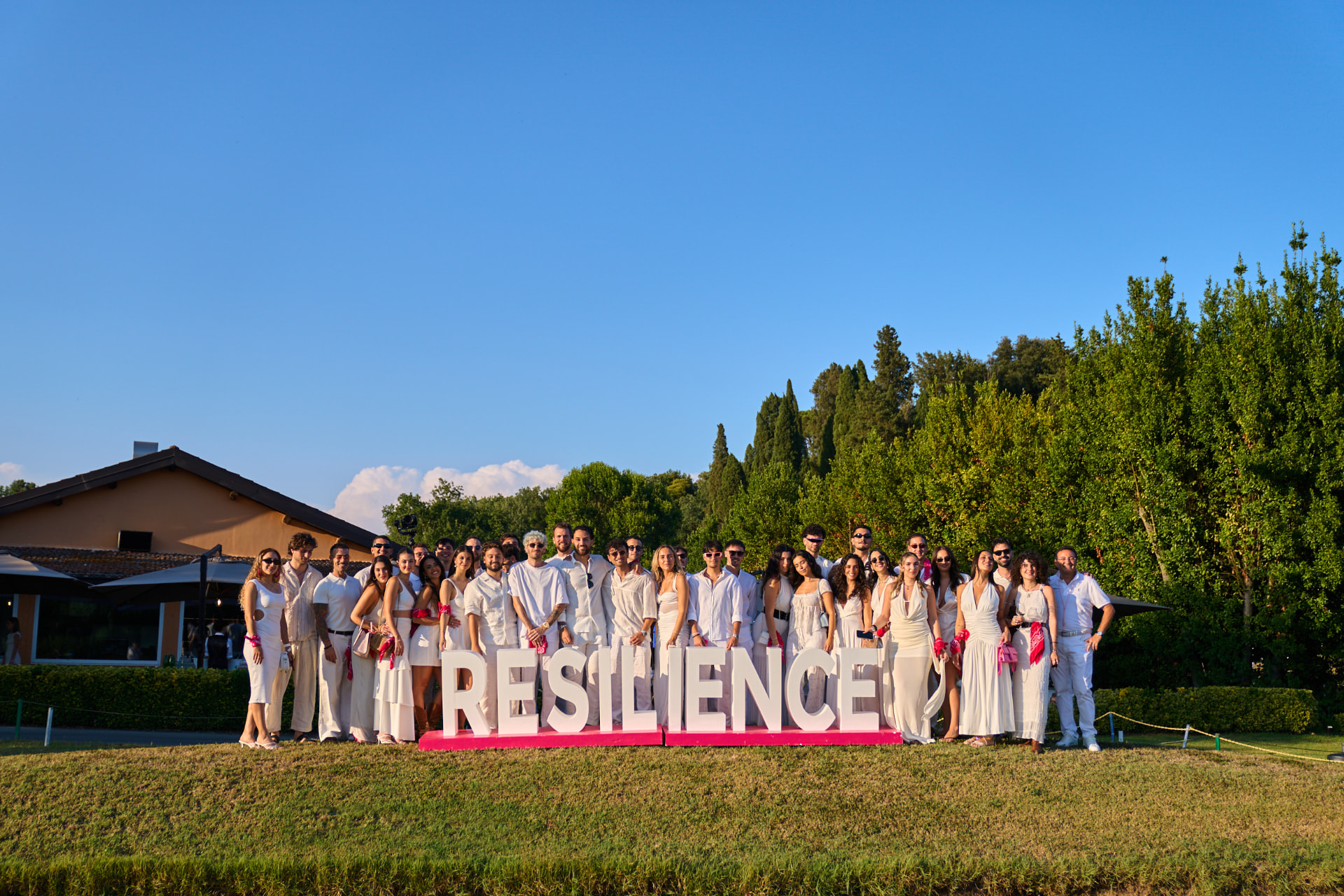 Il team di Resilience Group riunito davanti alla scritta Resilience