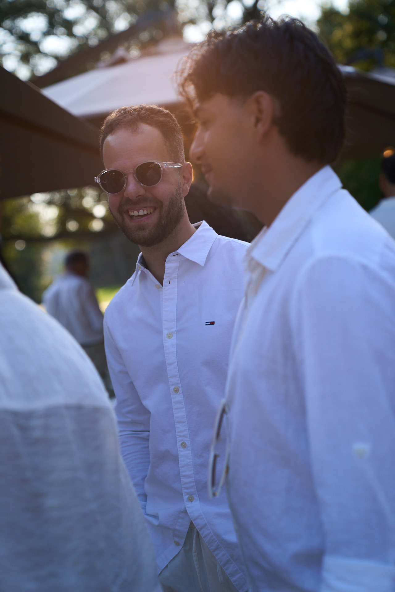 Ospiti del Resilience White Party in dialogo al tramonto