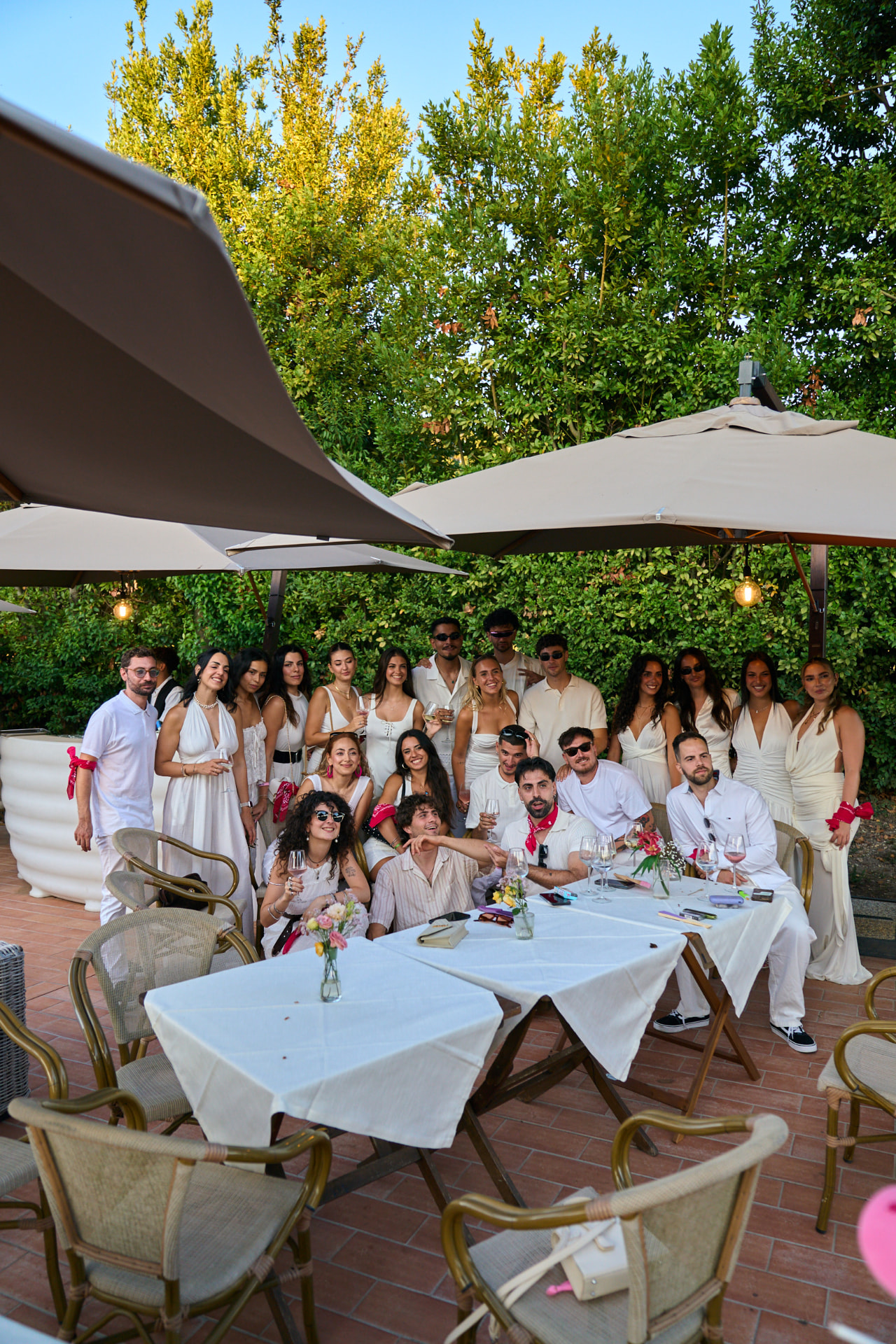 Foto di gruppo del team Resilience ai tavoli