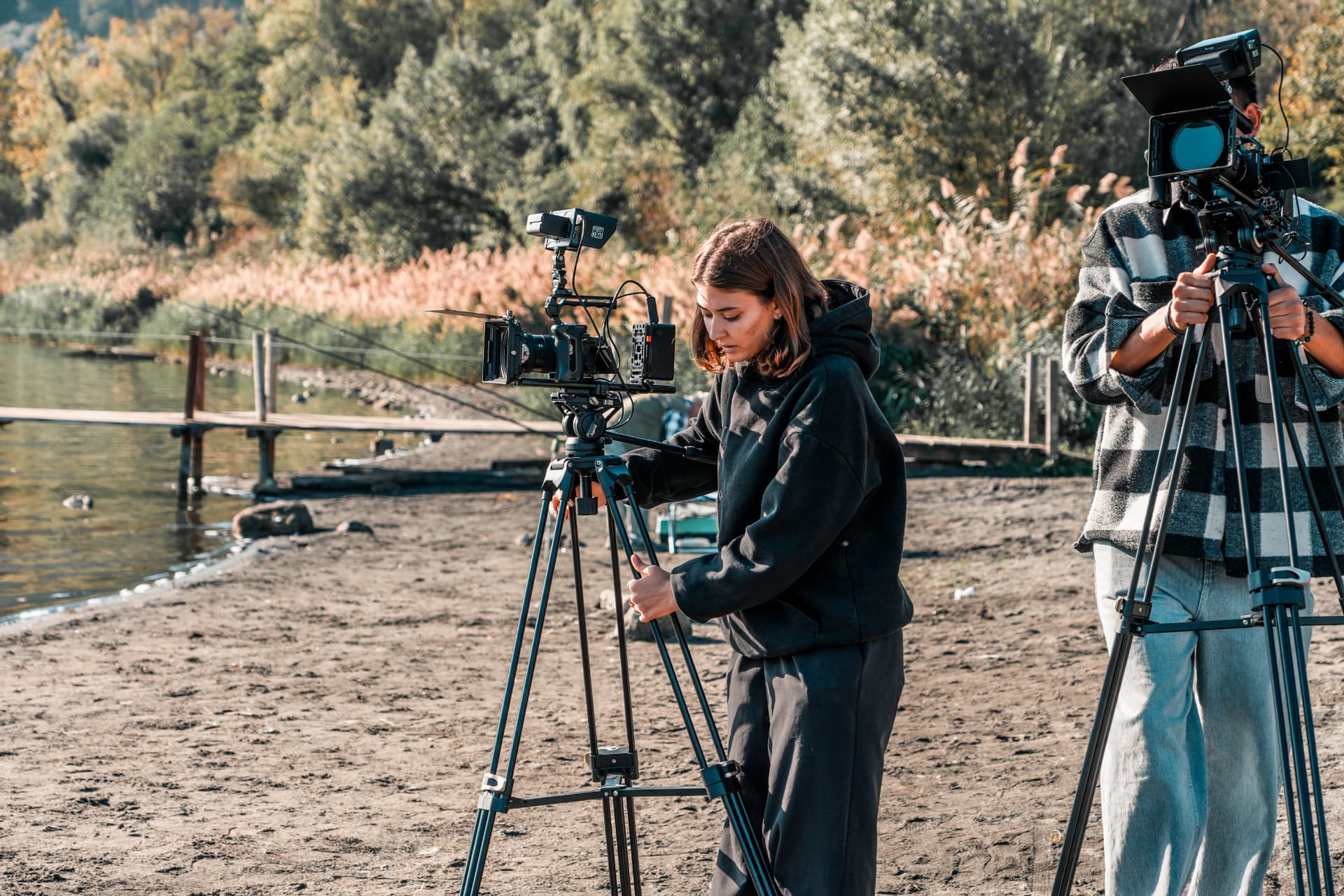Troupe video con due camere in riva al lago durante le riprese