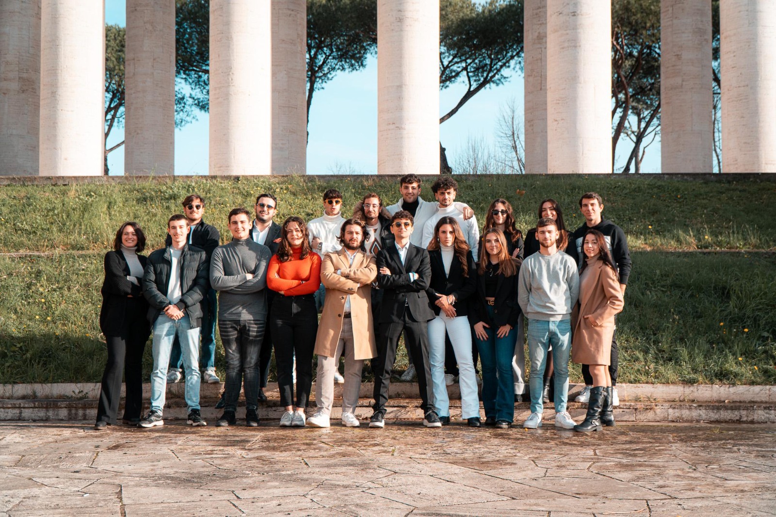 Foto di gruppo del team Resilience davanti al colonnato dell'EUR
