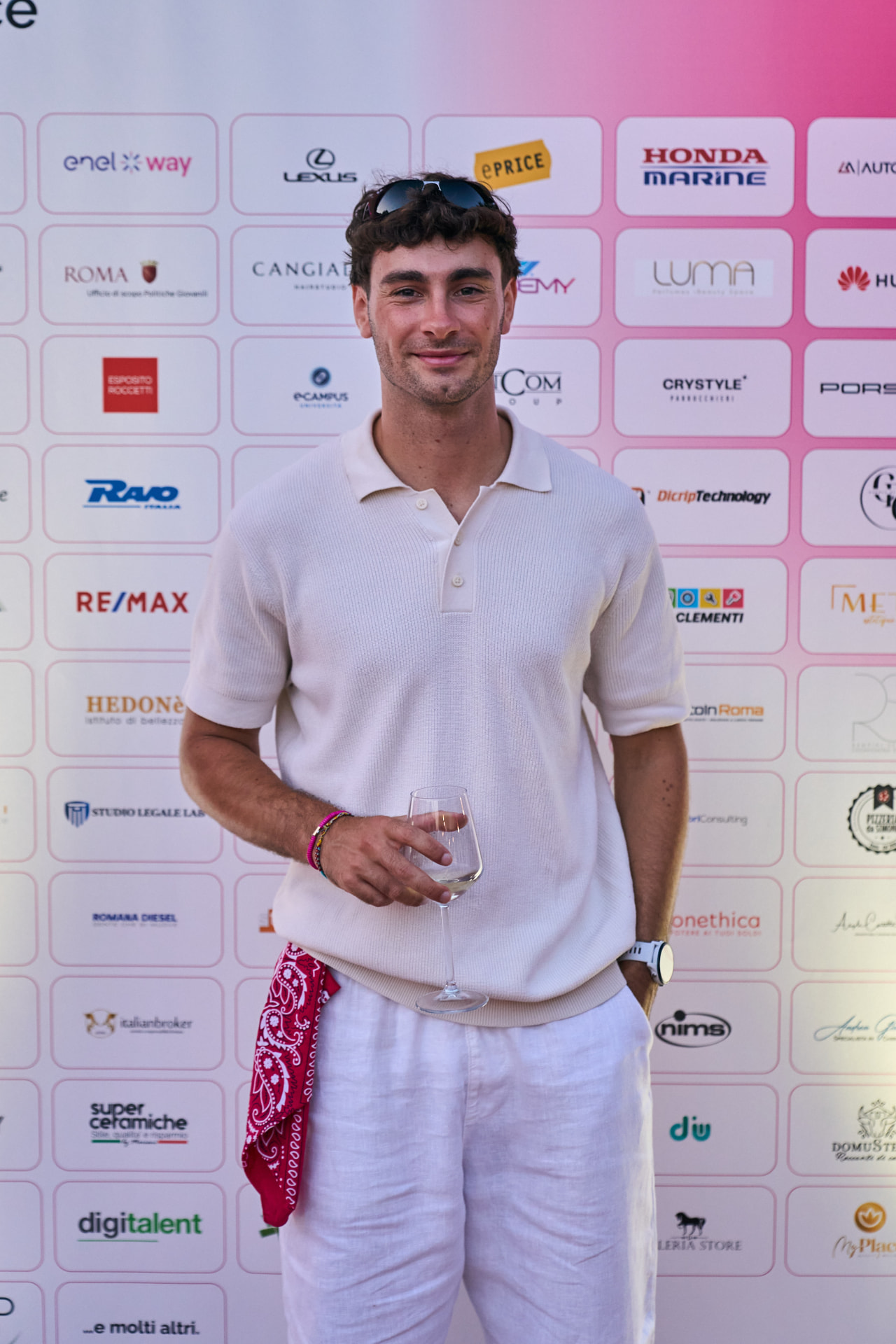 Ritratto al photo wall del Resilience White Party