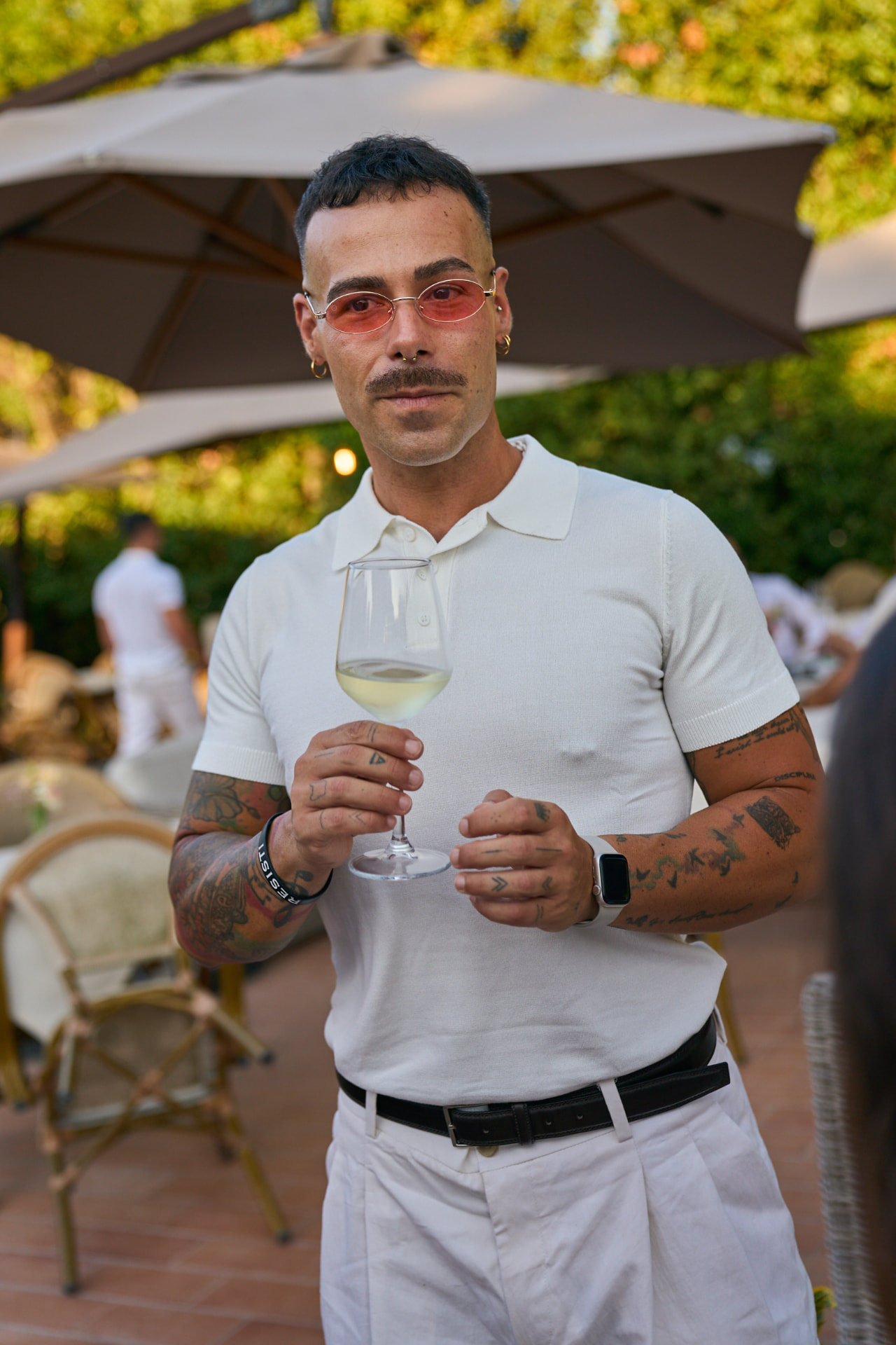Ritratto di un ospite con calice di vino bianco