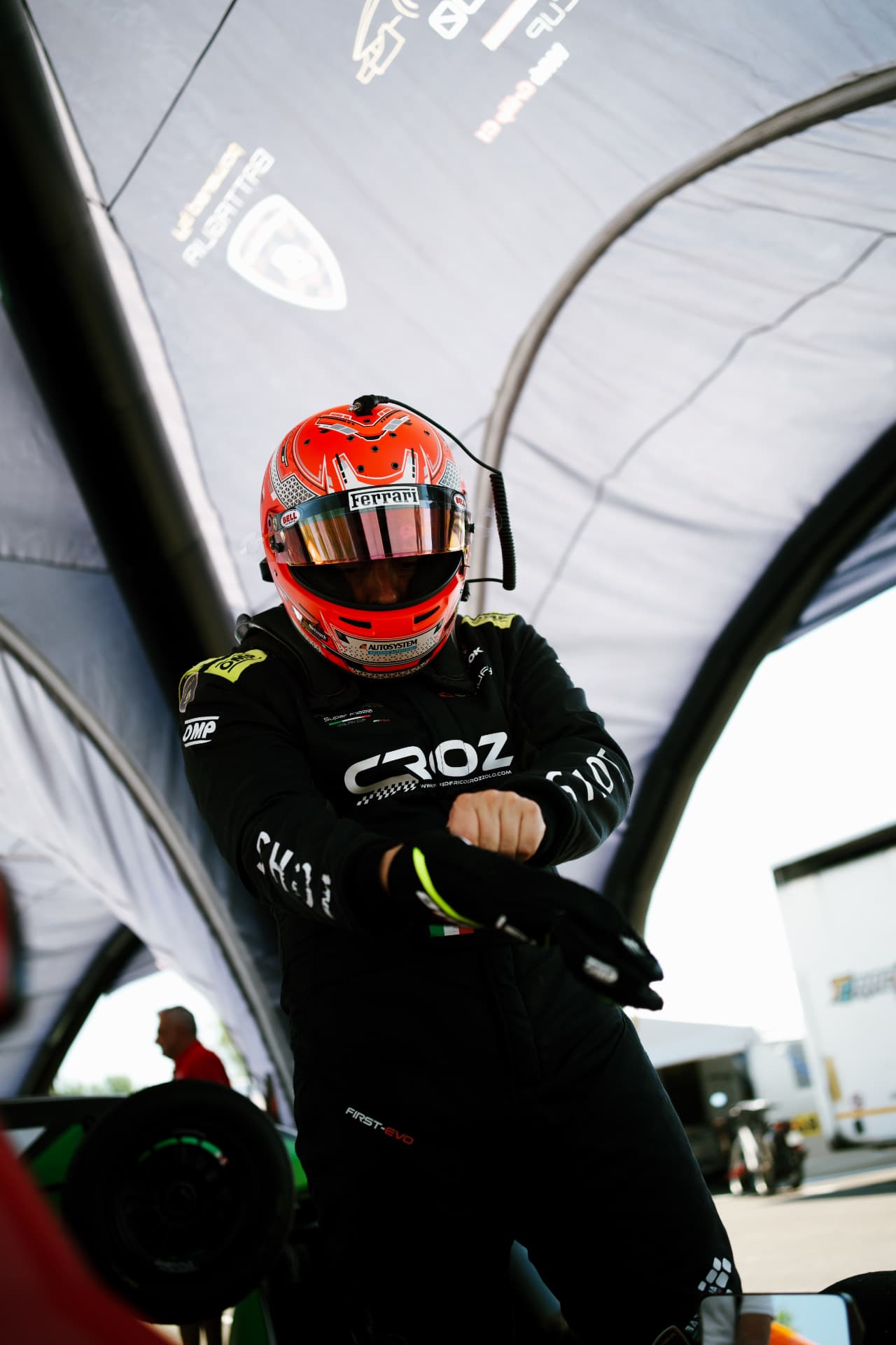 Reportage motorsport: pilota nel paddock prima della gara